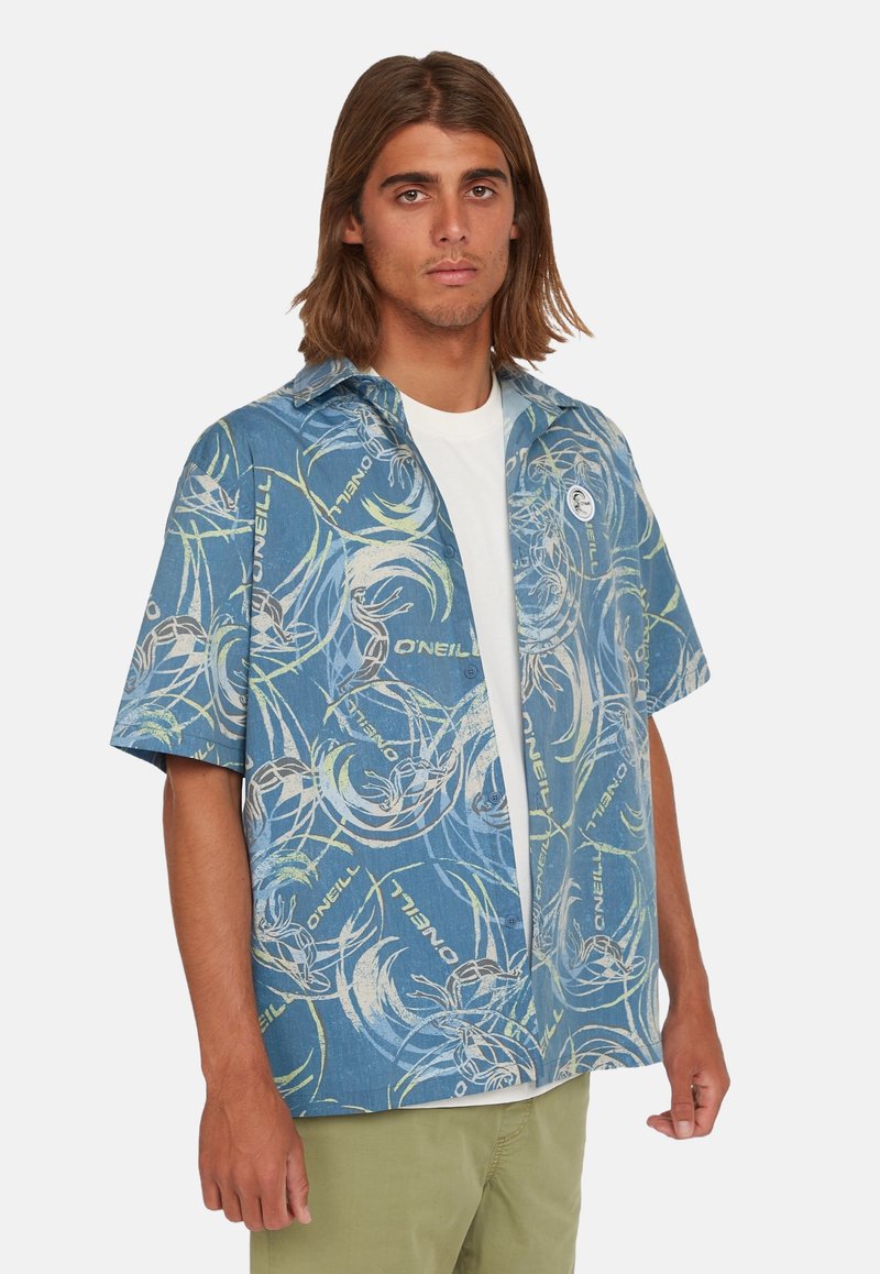 Camicetta a maniche corte in denim blu con una grafica a onde e accenti del logo, caratterizzata da una vestibilità rilassata e chiusura frontale con bottoni.