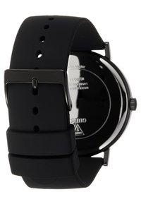 Ceas cu bratara din silicon negru, cu finisaj mat, carcasa rotundă și cataramă din metal. Dispune de un spate neted și un design minimalist.