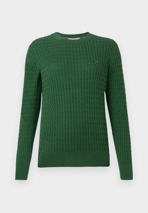 Pulover verde tricotat cu un model texturat de tip cablu. Are un gât rotund și manșete și tiv cu nervuri. Detaliu mic cu logo pe piept.