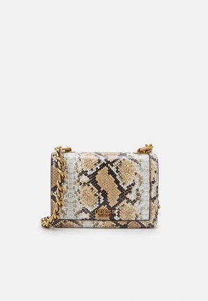 Petit sac à main rectangulaire Guess avec imprimé serpent beige et marron et bandoulière chaîne dorée sur fond blanc.