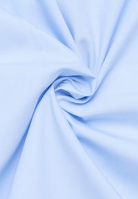 Lichtblauwe stof met een gladde textuur, met een lichte glans en een gevouwen patroon, geschikt voor kleding of bekleding.