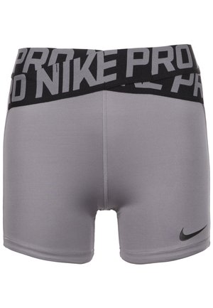 Szare sportowe spodenki Nike Pro z czarnym elastycznym pasem z dużym napisem "NIKE PRO" i małym czarnym logo Nike na nodze.