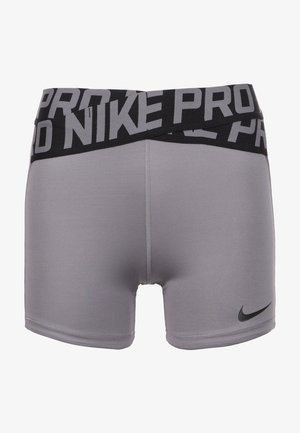 Szare sportowe spodenki Nike Pro z czarnym elastycznym pasem z dużym napisem "NIKE PRO" i małym czarnym logo Nike na nodze.