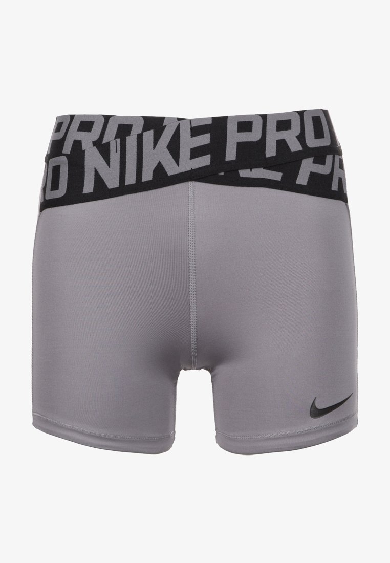 Shorts de sport Nike Pro gris avec une ceinture élastique noire arborant un grand texte "NIKE PRO" et un petit logo Nike swoosh noir sur la jambe.