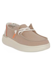 Chaussures en toile beige avec des lacets blancs, une semelle texturée et des accents orange vif. L'intérieur est doté d'une doublure à motifs.