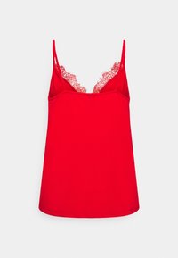 Camisole rouge avec bretelles spaghetti réglables. Présente une délicate bordure en dentelle le long du décolleté en V. Réalisée en tissu lisse et léger.