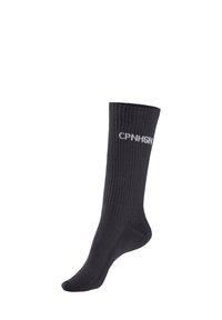 Schwarze, gerippte knielange Socke mit verstärktem Zehenbereich, die am Bündchen mit dem weißen "CPNHGN"-Text versehen ist. Hergestellt aus einem weichen, dehnbaren Stoff.