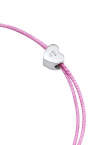 Pulsera de cordón trenzado rosa con un charm en forma de corazón de plata con el sello "925", que indica calidad de plata esterlina.