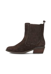 Bota de tobillo de ante marrón oscuro con tacón bajo tipo apilado, panel lateral elástico y tachuelas metálicas que contornean el borde superior.