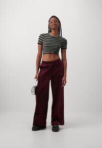 Pieces PCFOLLY CROP - Apdrukāts T-krekls - black/white