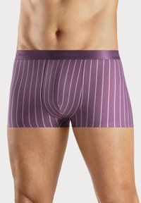 Boxers morados con rayas blancas verticales, hechos de una tela suave, con una cinturilla elástica con logo y un diseño ajustado.