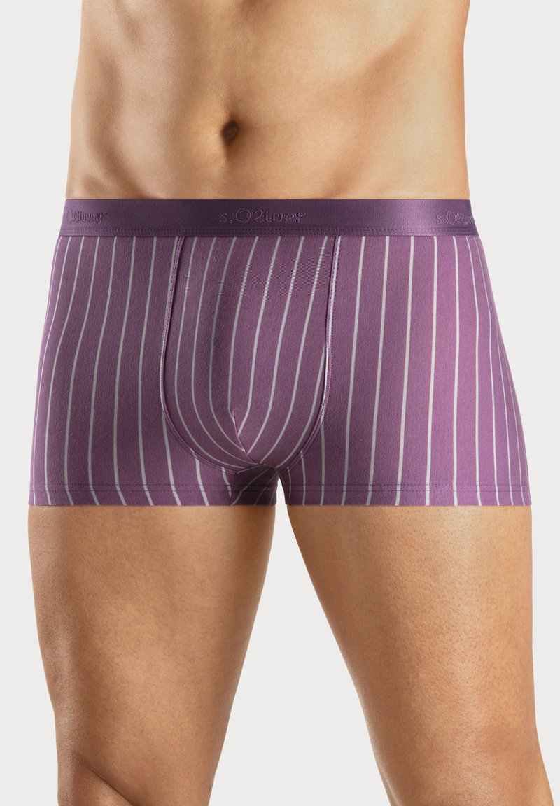 Boxers morados con rayas blancas verticales, hechos de una tela suave, con una cinturilla elástica con logo y un diseño ajustado.