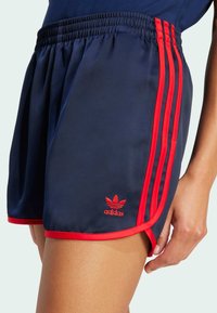 adidas Originals SPRINTER - Šortky - night indigo   better scarlet