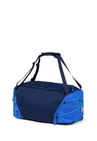 Blauer Duffle Bag mit marineblauen und hellblauen Bereichen, ausgestattet mit Reißverschlusstaschen, doppelten Griffen und Bungee-Kordel-Akzenten für zusätzlichen Stauraum.