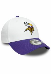 Gorra de béisbol blanca con visera morada, que presenta un logo de un vikingo bordado en amarillo, marrón y negro. Ajuste regulable, diseño New Era 39THIRTY.