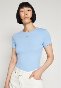 Tommy Jeans ESSENTIAL - Paprasti marškinėliai - moderate blue