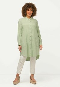 Ulla Popken LONG STREIFENBAND HEMDKRAGEN LANGARM - Camicia - khaki