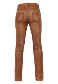 Bruine leren broek met een slank ontwerp, rechte benen, twee achterzakken en een subtiele textuur met zichtbare stiksels.