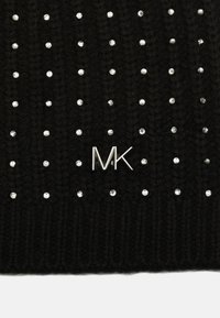 Zwarte gebreide beanie met een geribbelde textuur, versierd met zilveren rhinestones en een metalen "MK" logo accent.