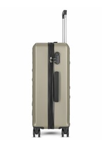 Valigia rigida in verde oliva tenue. Presenta una zip nera, una serratura a combinazione e un manico retrattile robusto. Quattro ruote per la mobilità.