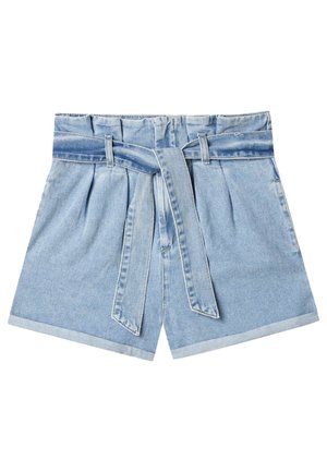 Lichtblauwe denimshorts met een hoge taille, plooien, opgerolde zomen en een bijpassende stoffen riem die vooraan is gestrikt.