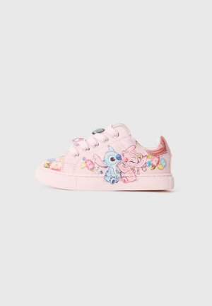 Zapatillas de lona rosa con diseños de dibujos animados decorativos, puntera redonda, seis ojales y una suela texturizada con acentos coloridos.