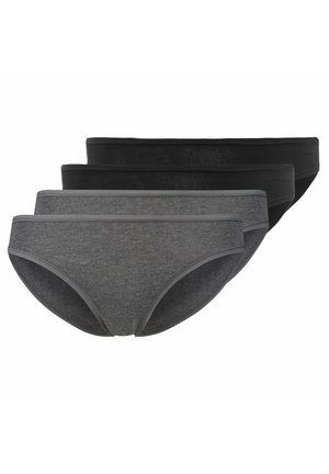 Donna che indossa un reggiseno nero e biancheria intima nera abbinata, in piedi davanti a uno sfondo bianco, torso e gambe visibili.