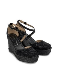 Sandali wedge neri con tacco intrecciato e testurizzato. Parte superiore in materiale morbido con dettagli scintillanti e cinturini incrociati alla caviglia.