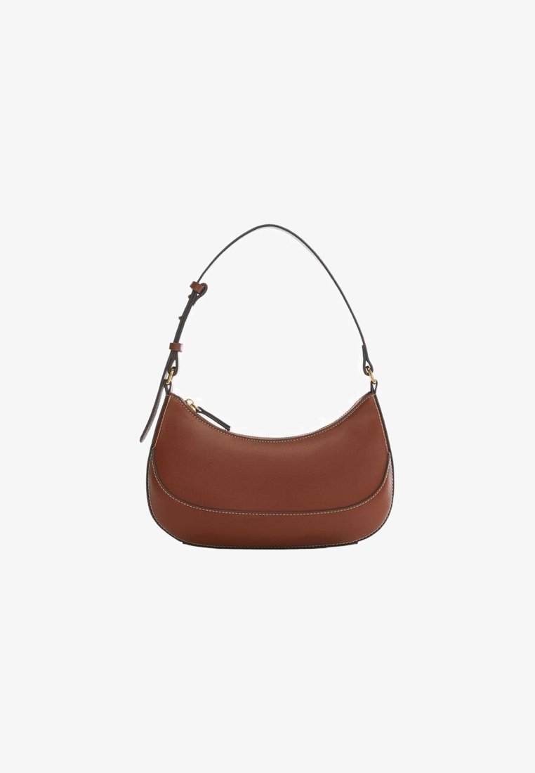 Sac à bandoulière en cuir marron de forme incurvée, coutures visibles et sangle noire ajustable avec boucle sur fond blanc.