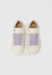 Fehér sportcipők világoslila részletekkel és fűzőkkel, sima bőrfelsőrésszel, párnázott szegéllyel és kerek orral. Látható a Geox márkajelzés.