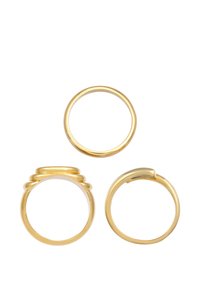 Tre guld ringe: en glat bande, en med lagdelt design og en med en buet accent. Alle har blanke, metalliske overflader.