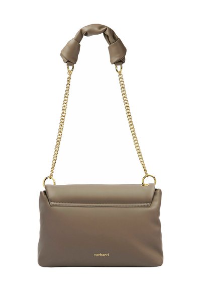 Borsa a mano in pelle marrone con parte superiore piegata, dotata di una tracolla in catena dorata e manico in tessuto annodato. Logo "Cacharel" in dorato sul davanti.