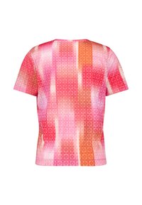 Camiseta de manga corta con un patrón geométrico en tonos rosa y naranja, con una textura suave y un ligero brillo.