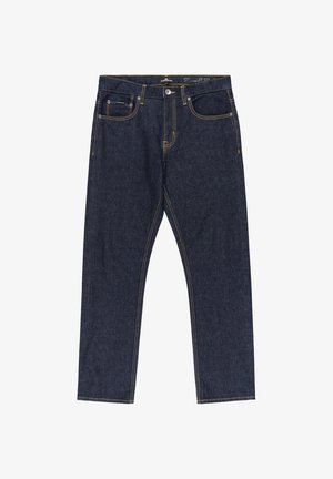 Dunkelblaue Denim-Jeans im geraden Schnitt mit gelben Nähten, Fünf-Taschen-Design, Knopfverschluss und einer subtilen Textur.