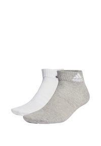 Dos pares de calcetines cortos: uno blanco con rayas grises y otro gris con un diseño texturizado. Ambos presentan el logo de Adidas en el costado.
