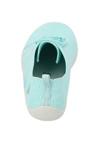 Scarpa slip-on in rete blu chiaro con punta arrotondata, superficie testurizzata, lacci elastici e suola in gomma bianca.