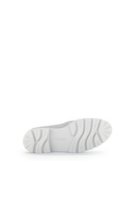 Grijze suède schoen met een witte rubberen zool. De zool heeft een golvend profiel. Minimalistisch ontwerp, zonder zichtbare accenten of hardware.