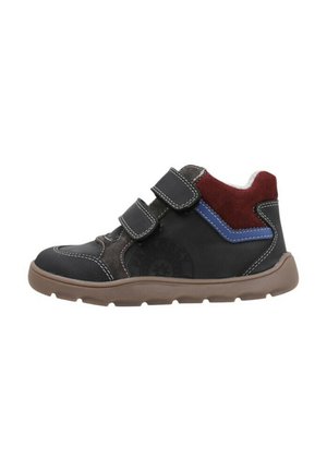 Zapatilla alta negra y marrón con dos correas de velcro, acentos de ante en rojo y azul, detalles de costura y una suela de goma marrón flexible.