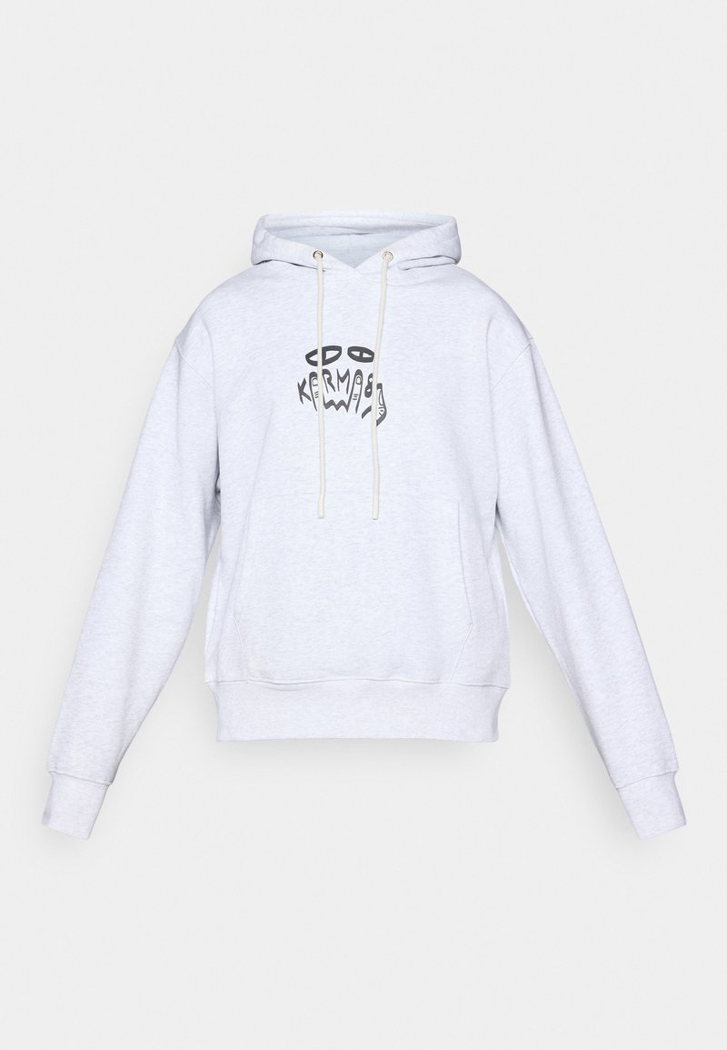 Sweat à capuche gris clair avec poche kangourou, cordons blancs et graphique abstrait noir avec le mot "KERMOS" sur la poitrine.