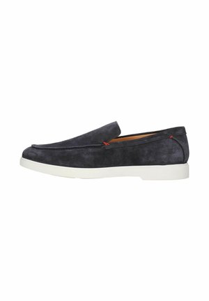 Suedes slip-on sko i mørkegrå med en hvid gummisål, der har et strømlinet design og subtile røde detaljer. Glat tekstur hele vejen rundt.