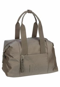 Borsa duffle in tessuto marrone con doppi manici superiori, chiusura a zip, tasca frontale piccola e dettaglio del logo. Superficie testurizzata con una forma strutturata.
