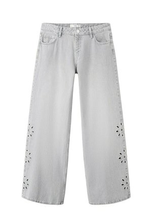 Jean gris clair à jambes larges avec broderie florale en découpe le long des côtés extérieurs, poches avant classiques et passants de ceinture.