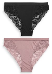 Twee paren damesondergoed: één zwarte met kantdetails en één lichtroze met bloemige kantaccenten, beide met een gladde tailleband.