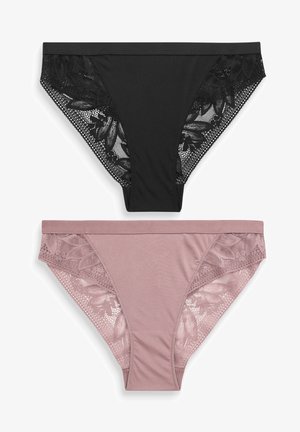Dvě dvojice dámského prádla: jedny černé s krajkovými detaily a jedny světle růžové s květinovými krajkovými akcenty, obě s hladkým elastickým pasem.