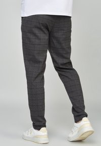 SIKSILK Träningsbyxor - black