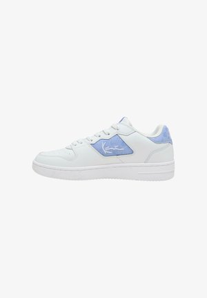 Sneaker bianco con accenti azzurri, parte superiore in pelle liscia, punta perforata, lacci piatti e un pannello testurizzato blu sul lato.