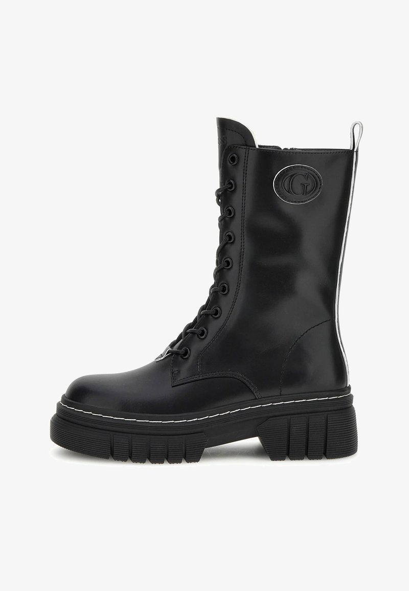 Stivali da combattimento neri in pelle con lacci, suola in gomma spessa, dettagli in cucitura bianca e una toppa con logo sul lato.