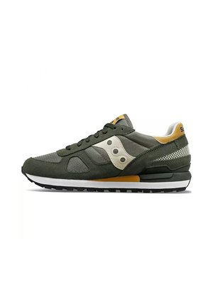 Scarpa sportiva verde scuro e grigia con lati bianchi, suola nera, dettagli gialli e fronte allacciata vista dal lato esterno.