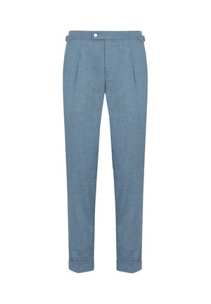 Pantaloni su misura azzurri chiari in tessuto testurizzato, con due pieghe frontali, chiusura con bottone e orli arrotolati sulle caviglie.
