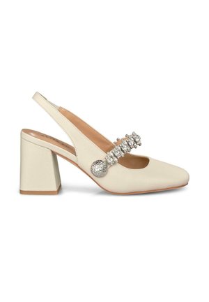 Scarpa slingback color crema con punta quadrata, tacco chunky e decorazioni in cristallo sulla cinghia. Texture in pelle liscia.